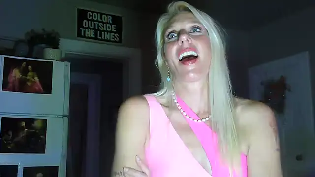 Snapshot of Glamazonx chatting on 10/23/25, 12:32 Glamazonx online show from 10/23/25, 12:32