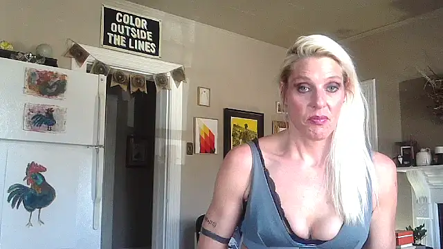 Snapshot of Glamazonx chatting on 11/15/25, 05:31 Glamazonx online show from 11/15/25, 05:31