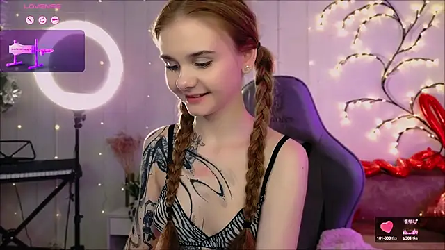 Snapshot of Britney_Lynch chatting on 02/02/25, 09:02 Britney Lynch online show from 02/02/25, 09:02