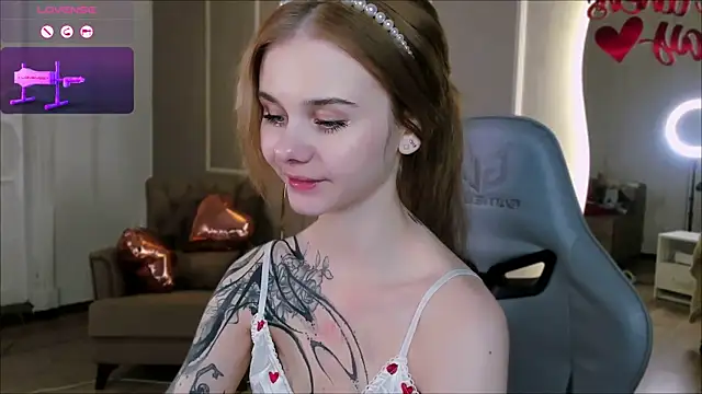 Snapshot of Britney_Lynch chatting on 02/04/25, 08:38 Britney Lynch online show from 02/04/25, 08:38