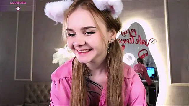 Snapshot of Britney_Lynch chatting on 02/13/25, 08:45 Britney Lynch online show from 02/13/25, 08:45