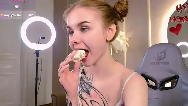 Snapshot of Britney_Lynch chatting on 02/16/25, 03:37 Britney Lynch online show from 02/16/25, 03:37