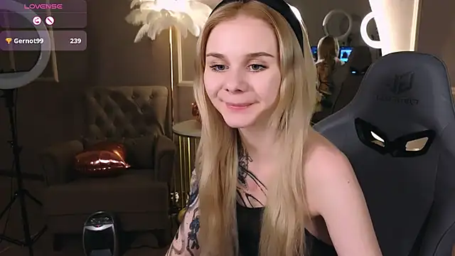 Snapshot of Britney_Lynch chatting on 02/22/25, 01:00 Britney Lynch online show from 02/22/25, 01:00