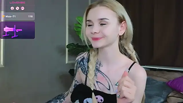 Snapshot of Britney_Lynch chatting on 02/27/25, 12:21 Britney Lynch online show from 02/27/25, 12:21