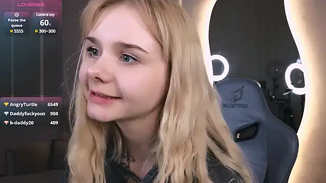 Snapshot of Britney_Lynch chatting on 03/13/25, 12:35 Britney Lynch online show from 03/13/25, 12:35