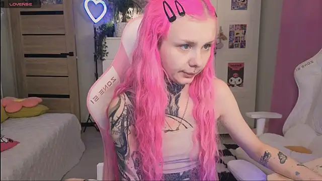 Snapshot of Britney_Lynch chatting on 10/17/25, 12:01 Britney Lynch online show from 10/17/25, 12:01