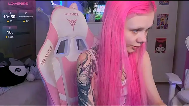 Snapshot of Britney_Lynch chatting on 10/22/25, 05:30 Britney Lynch online show from 10/22/25, 05:30