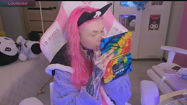 Snapshot of Britney_Lynch chatting on 10/22/25, 05:34 Britney Lynch online show from 10/22/25, 05:34