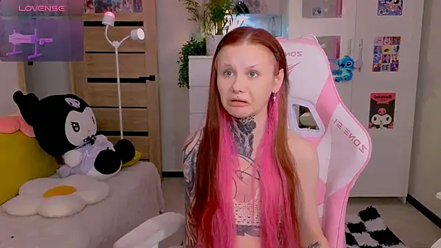 Snapshot of Britney_Lynch chatting on 11/06/25, 12:11 Britney Lynch online show from 11/06/25, 12:11