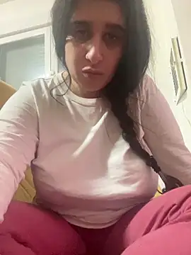 Snapshot of lylyacachonda chatting on 12/20/25, 04:25 lylyacachonda online show from 12/20/25, 04:25