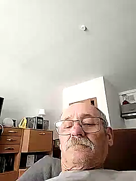 Snapshot of oleg049 chatting on 06/10/26, 08:13 oleg049 online show from 06/10/26, 08:13