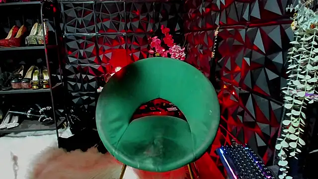 Snapshot of DominatrixxxAnna chatting on 02/08/25, 09:04 DominatrixxxAnna online show from 02/08/25, 09:04