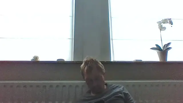 Snapshot of bertolini chatting on 04/13/26, 01:27 bertolini online show from 04/13/26, 01:27