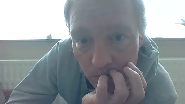 Snapshot of bertolini chatting on 04/15/26, 01:18 bertolini online show from 04/15/26, 01:18