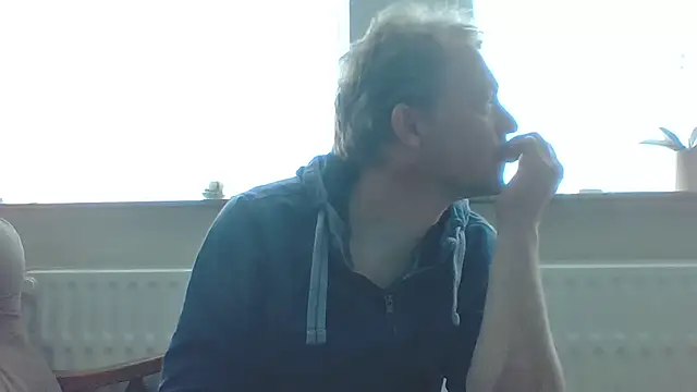 Snapshot of bertolini chatting on 04/19/26, 01:32 bertolini online show from 04/19/26, 01:32