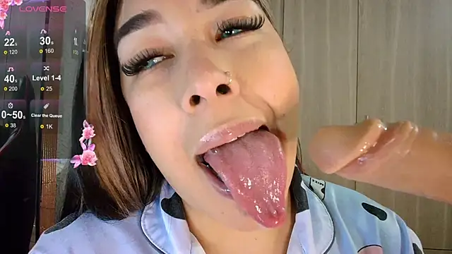 Snapshot of leahtemptation3 chatting on 06/19/26, 11:52 leahtemptation3 online show from 06/19/26, 11:52