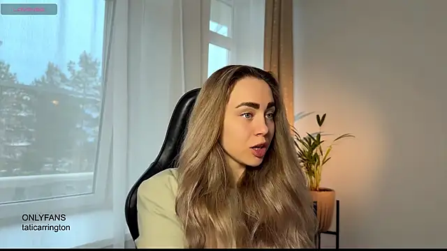 Snapshot of hotexclusive_ chatting on 10/20/25, 04:02 hotexclusive  online show from 10/20/25, 04:02