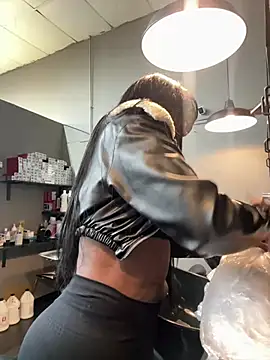 Snapshot of SUUKAM chatting on 12/10/24, 07:00 SUUKAM online show from 12/10/24, 07:00