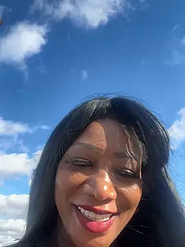 Snapshot of SUUKAM chatting on 12/14/24, 04:31 SUUKAM online show from 12/14/24, 04:31