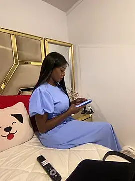 Snapshot of SUUKAM chatting on 02/13/25, 11:37 SUUKAM online show from 02/13/25, 11:37