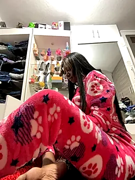 Snapshot of SUUKAM chatting on 10/04/25, 01:20 SUUKAM online show from 10/04/25, 01:20