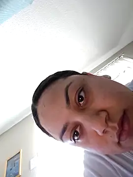 Snapshot of honeeyyy_pot chatting on 02/13/25, 05:44 honeeyyy pot online show from 02/13/25, 05:44