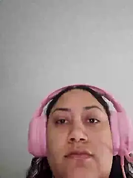 Snapshot of honeeyyy_pot chatting on 03/12/25, 05:24 honeeyyy pot online show from 03/12/25, 05:24