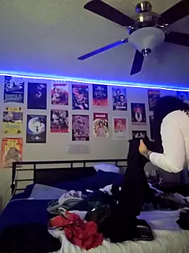 Snapshot of honeeyyy_pot chatting on 09/17/25, 04:41 honeeyyy pot online show from 09/17/25, 04:41