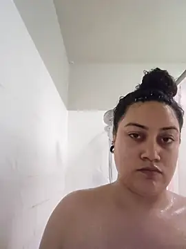 Snapshot of honeeyyy_pot chatting on 09/25/25, 04:05 honeeyyy pot online show from 09/25/25, 04:05