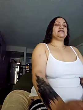 Snapshot of honeeyyy_pot chatting on 10/05/25, 05:06 honeeyyy pot online show from 10/05/25, 05:06