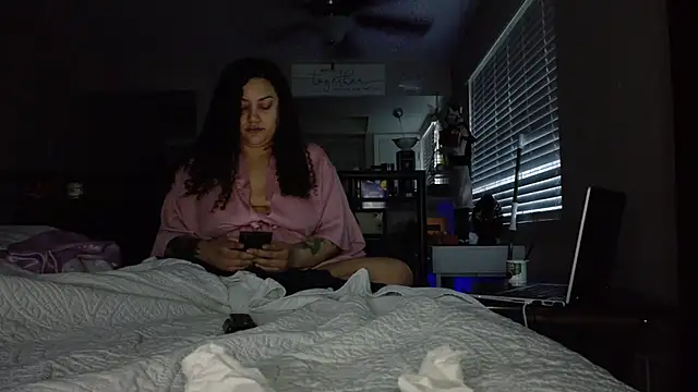 Snapshot of honeeyyy_pot chatting on 10/11/25, 01:09 honeeyyy pot online show from 10/11/25, 01:09