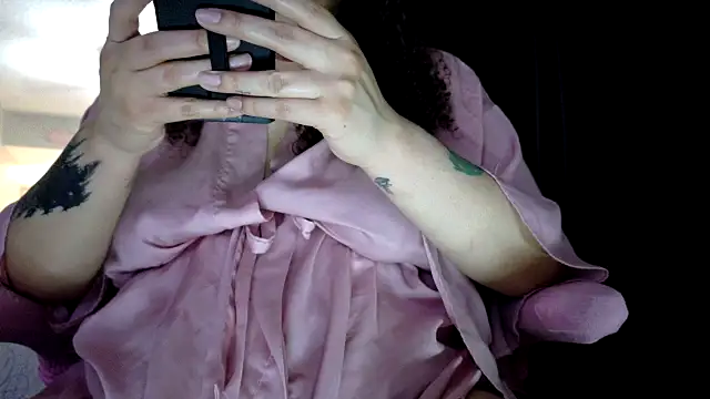 Snapshot of honeeyyy_pot chatting on 10/12/25, 01:59 honeeyyy pot online show from 10/12/25, 01:59