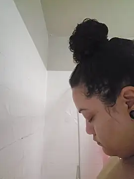 Snapshot of honeeyyy_pot chatting on 10/25/25, 07:05 honeeyyy pot online show from 10/25/25, 07:05