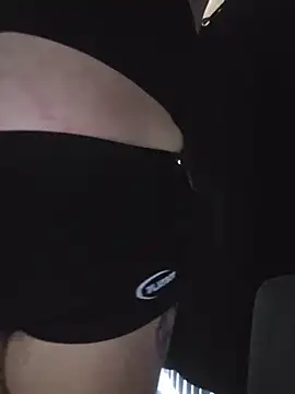 Snapshot of honeeyyy_pot chatting on 12/01/25, 11:32 honeeyyy pot online show from 12/01/25, 11:32