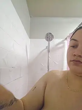 Snapshot of honeeyyy_pot chatting on 12/20/25, 05:14 honeeyyy pot online show from 12/20/25, 05:14