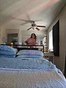 Snapshot of honeeyyy_pot chatting on 12/20/25, 08:27 honeeyyy pot online show from 12/20/25, 08:27