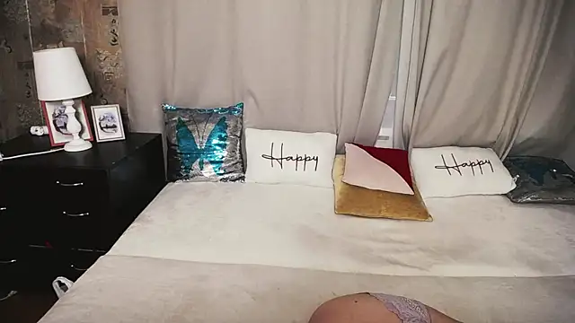 Snapshot of Unusual_G chatting on 12/17/25, 06:30 Unusual G online show from 12/17/25, 06:30