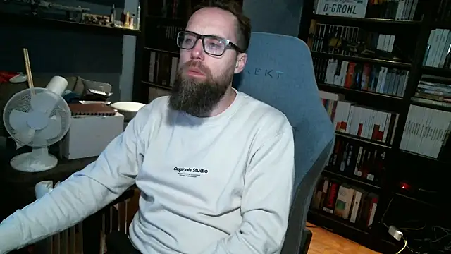 Snapshot of MeSteff chatting on 12/13/24, 11:39 MeSteff online show from 12/13/24, 11:39