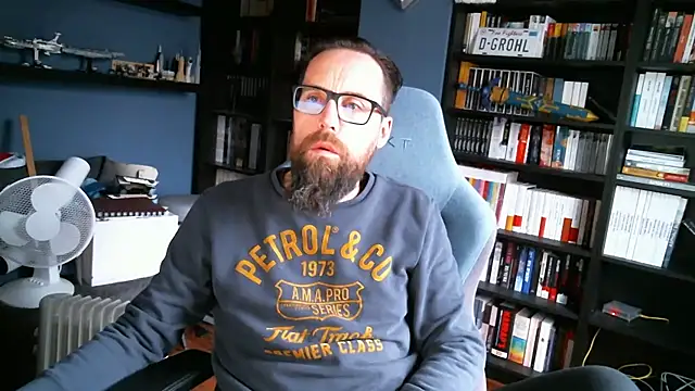 Snapshot of MeSteff chatting on 12/22/24, 10:06 MeSteff online show from 12/22/24, 10:06