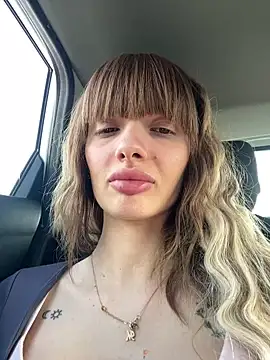 Snapshot of ButterflyLeah chatting on 03/10/25, 01:54 ButterflyLeah online show from 03/10/25, 01:54