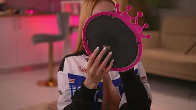 Snapshot of ButterflyLeah chatting on 10/22/25, 01:39 ButterflyLeah online show from 10/22/25, 01:39