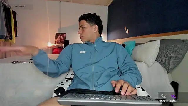 Snapshot of Curlblue chatting on 04/18/26, 04:27 Curlblue online show from 04/18/26, 04:27