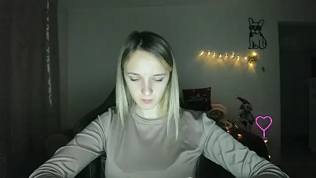 Snapshot of RouseReed chatting on 12/19/25, 01:29 RouseReed online show from 12/19/25, 01:29