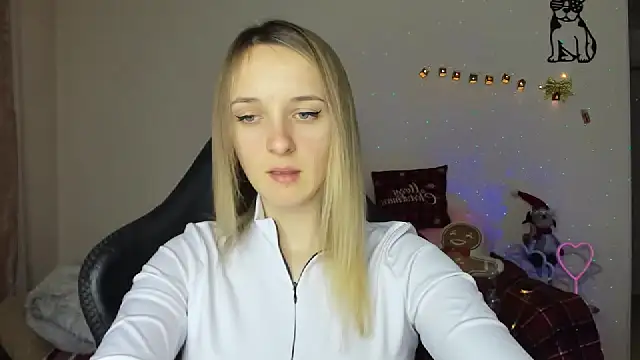 Snapshot of RouseReed chatting on 12/21/25, 12:45 RouseReed online show from 12/21/25, 12:45