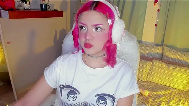 Snapshot of Tiny__Emmy chatting on 09/25/25, 05:33 Tiny Emmy online show from 09/25/25, 05:33