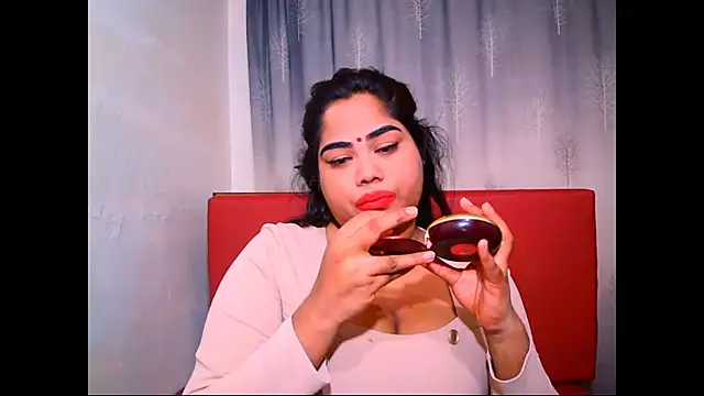 Snapshot of Indian_Lola00 chatting on 10/26/25, 06:19 Indian Lola00 online show from 10/26/25, 06:19