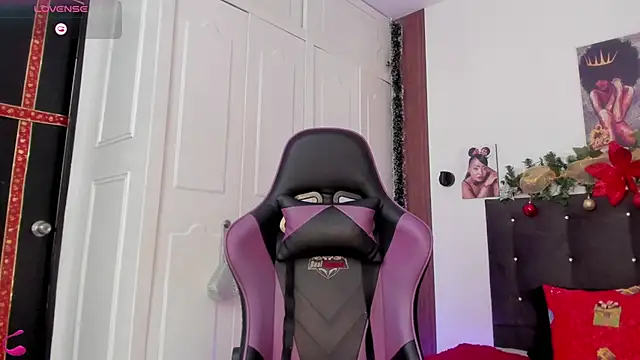 Snapshot of Reina_Love2 chatting on 11/26/25, 01:45 Reina Love2 online show from 11/26/25, 01:45