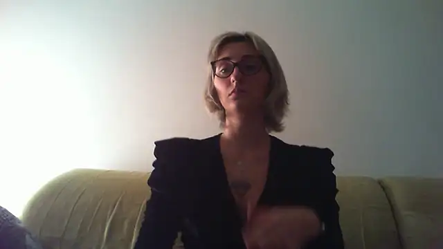 Snapshot of sexy_blondie92 chatting on 01/19/25, 11:00 sexy blondie92 online show from 01/19/25, 11:00