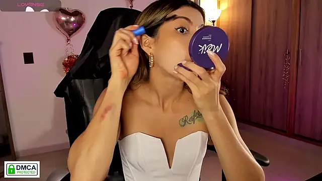 Snapshot of Lilabril chatting on 04/13/26, 02:44 Lilabril online show from 04/13/26, 02:44