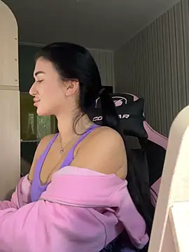 Snapshot of Julietta_a chatting on 10/27/25, 07:56 Julietta a online show from 10/27/25, 07:56